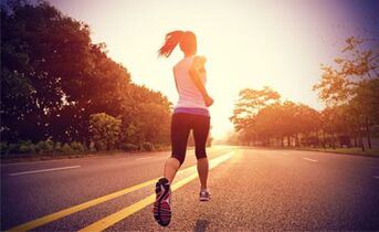 تساعد تمارين القلب، مثل الجري، على حرق دهون الساق. 